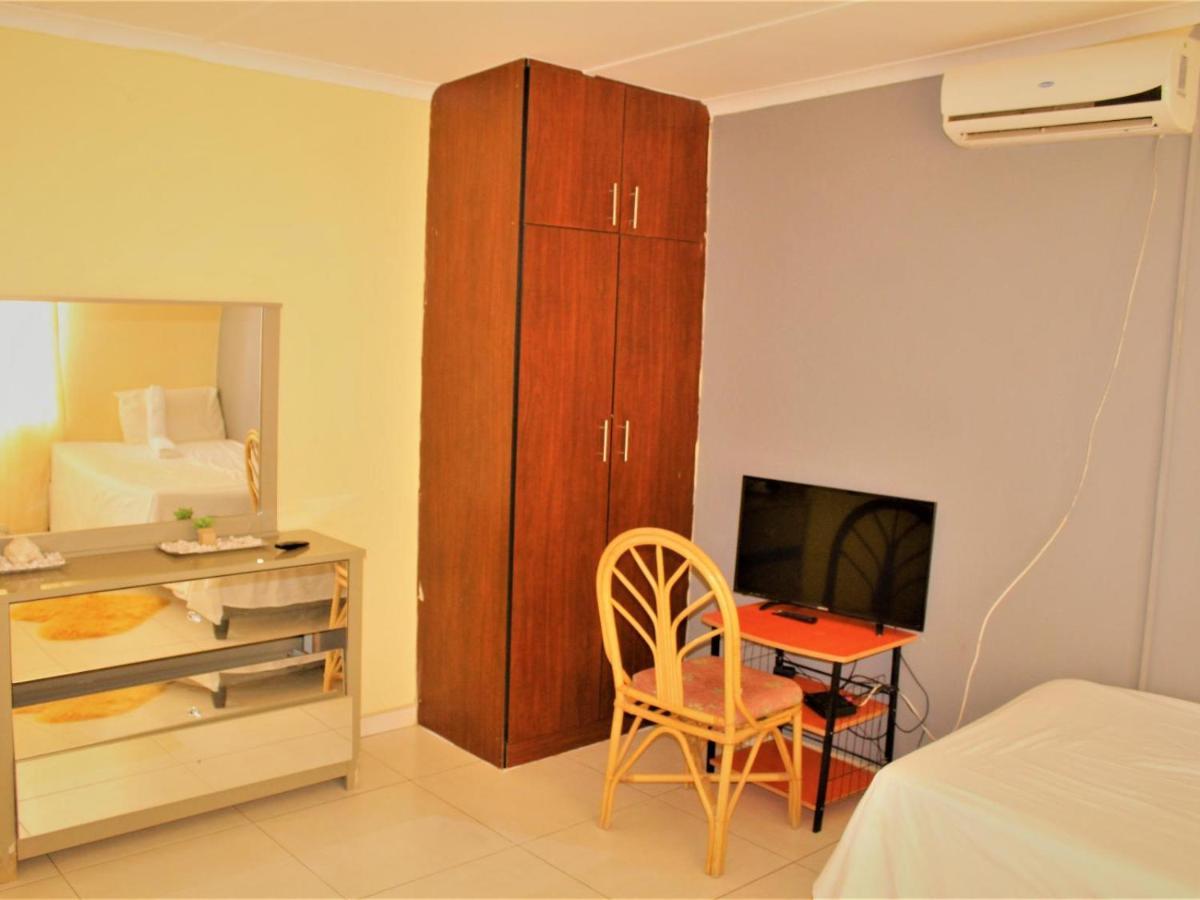 P Wake Guesthouse Opuwo Номер фото